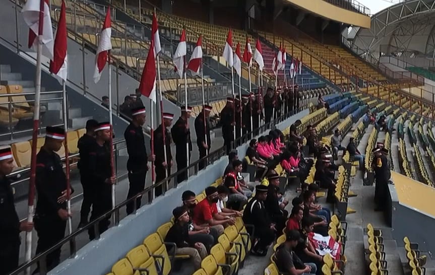 Personil Brimob dan Supporter Gelar Doa Bersama di Stadion Wibawa Mukti Cikarang