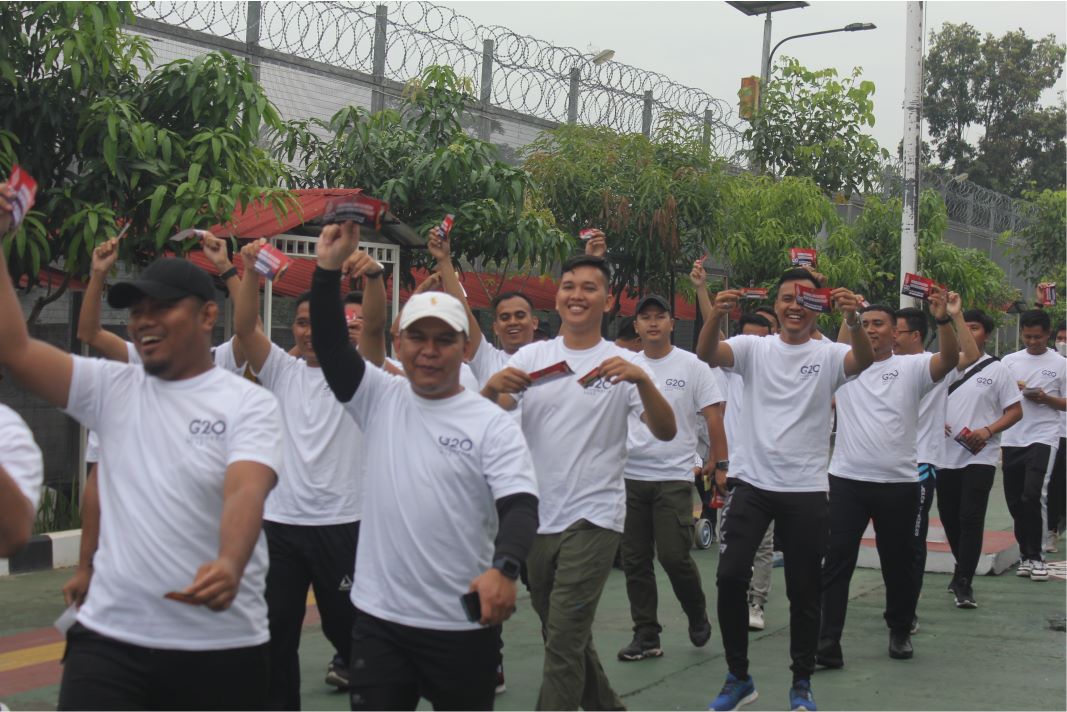 Semarakan G20 Petugas Lapas Kelas IIA Cikarang Giat Jalan Sehat Kumham