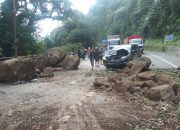 Longsor di Sumedang Mengakibatkan Tertutupnya Sebagian Badan Jalan Cadas Pangeran