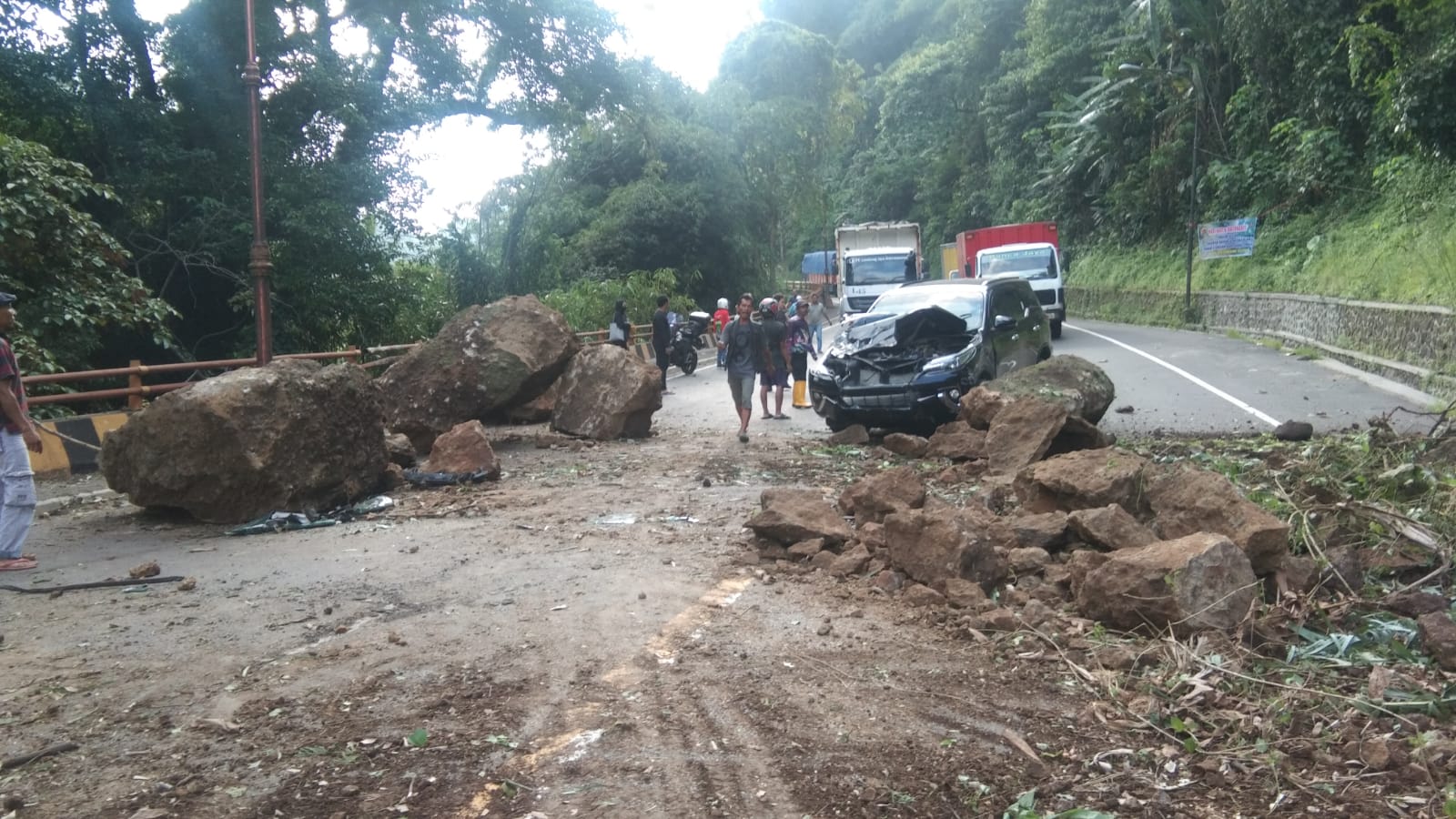 Longsor di Sumedang Mengakibatkan Tertutupnya Sebagian Badan Jalan Cadas Pangeran