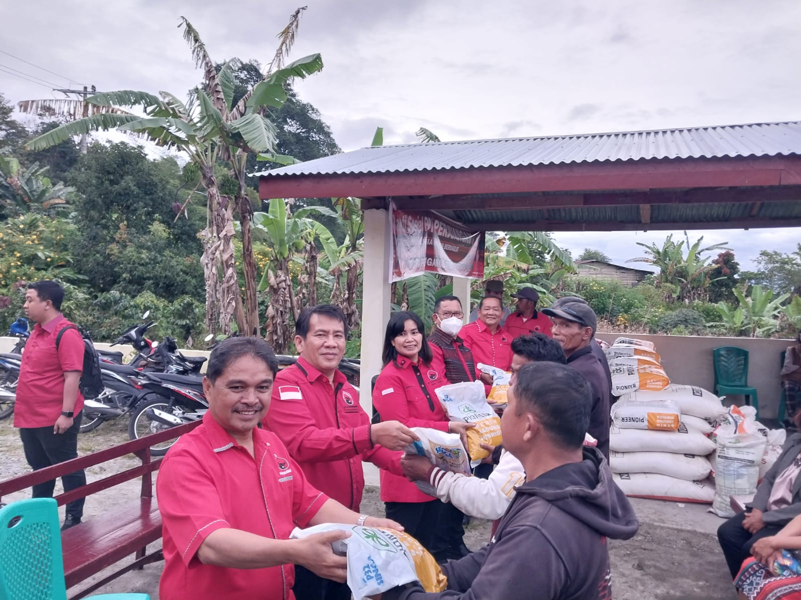 Rapat Kerja Cabang Ditutup, Kader Partai PDI Perjuangan Sapa Warga