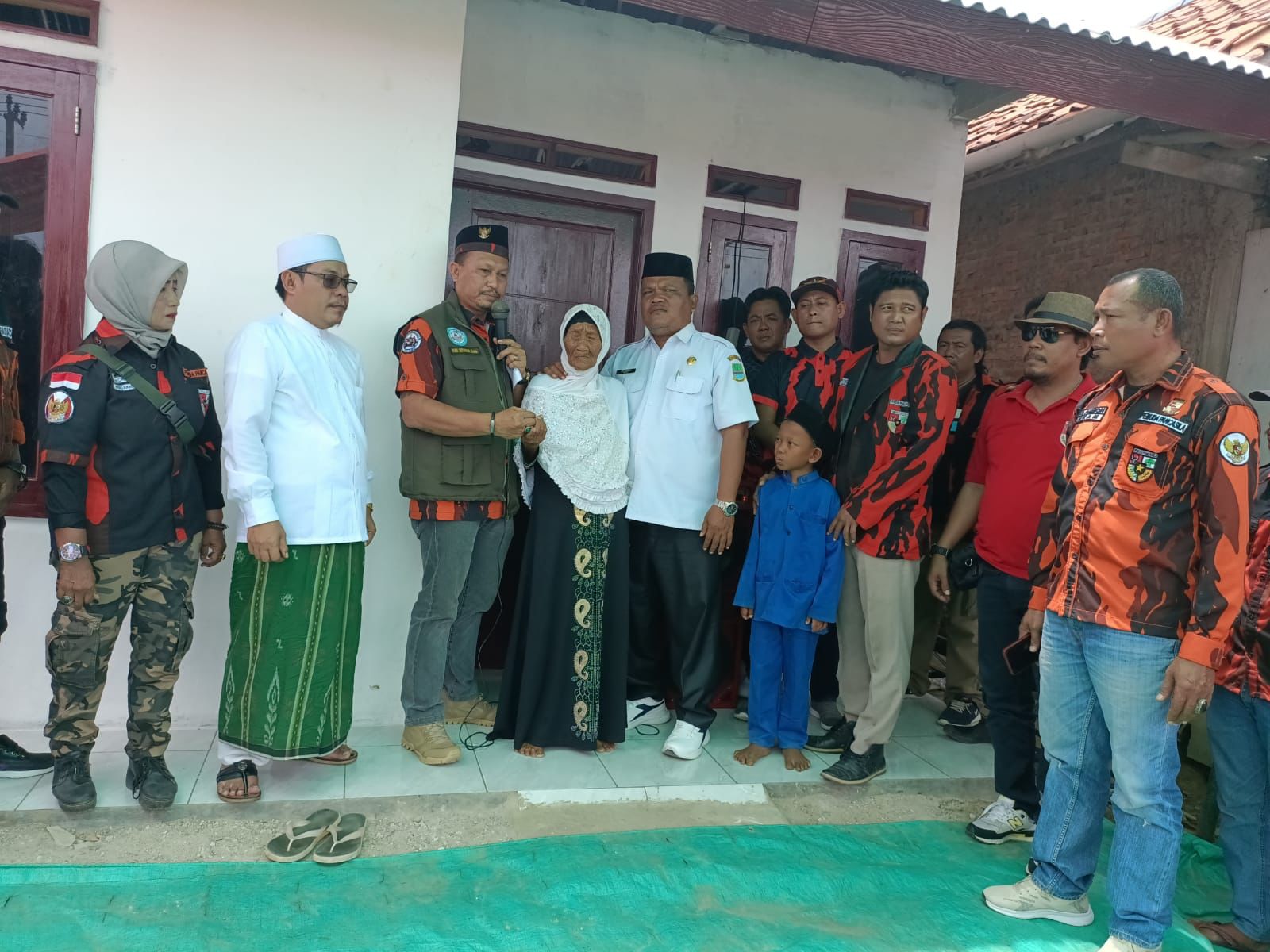 Tim Bedah Rumah MPC PP Kabupaten Bangun Rumah Yang Ditempati Seorang Nenek dan Yatim di Babelan
