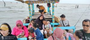 Pesona Pantai Tanjung Pakis Yang Tak Pernah Sepi Pengunjung