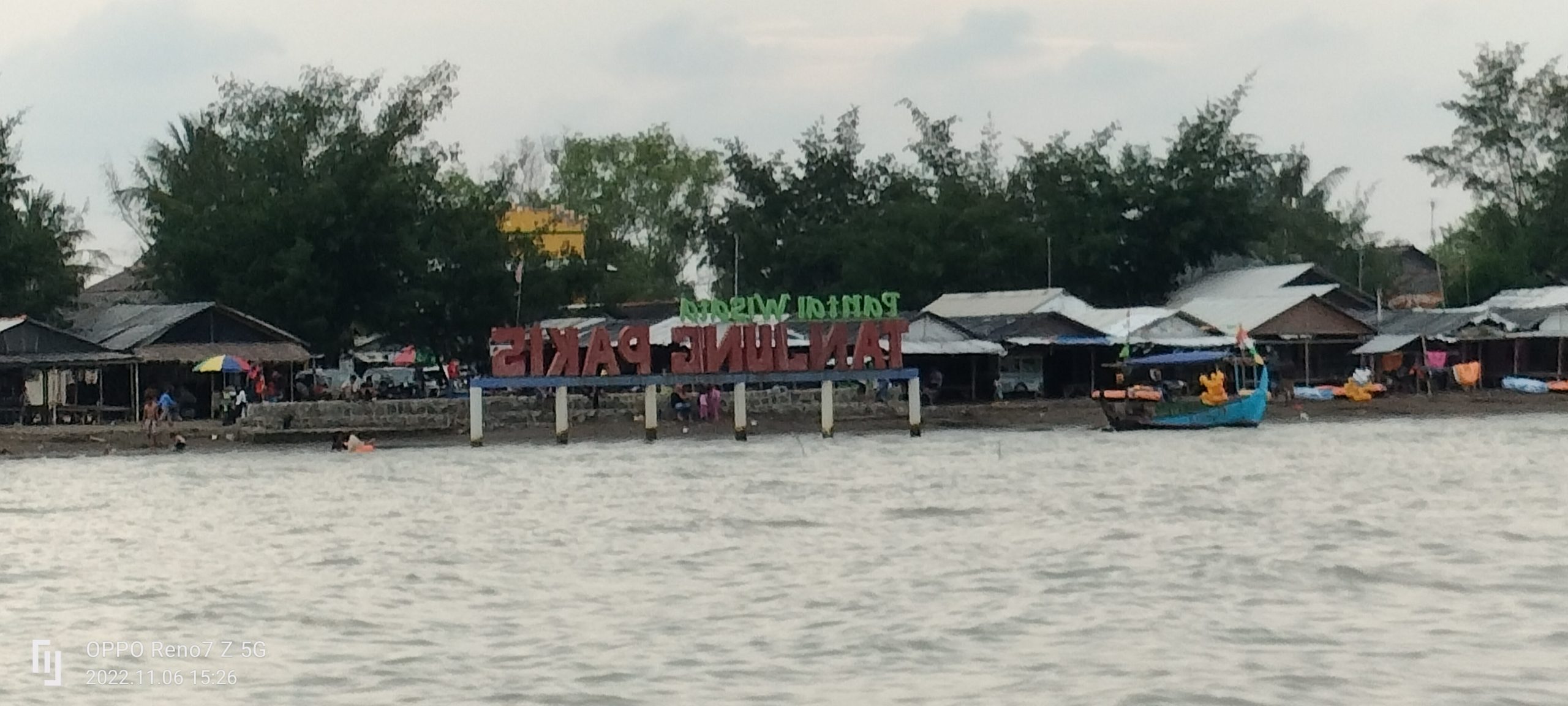 Pesona Pantai Tanjung Pakis Yang Tak Pernah Sepi Pengunjung