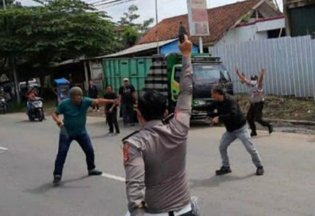 DUEL MAUT PAKAI SENJATA TAJAM DITENGAH JALAN