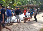 Antisipasi Banjir, Polres Tulungagung Bersama TNI dan Warga Pertebal Tanggul Sungai