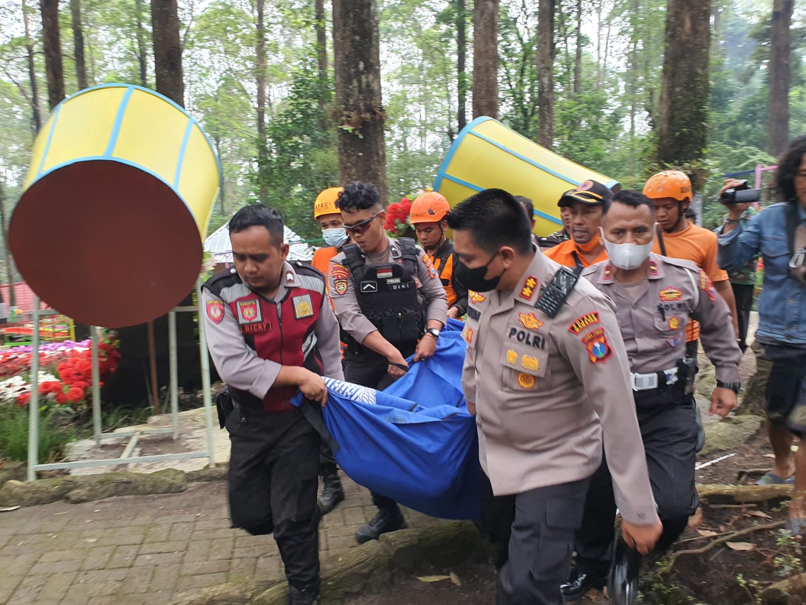 Kapolres Magetan Pimpin Evakuasi Korban Laka Bus Pariwisata di Sarangan