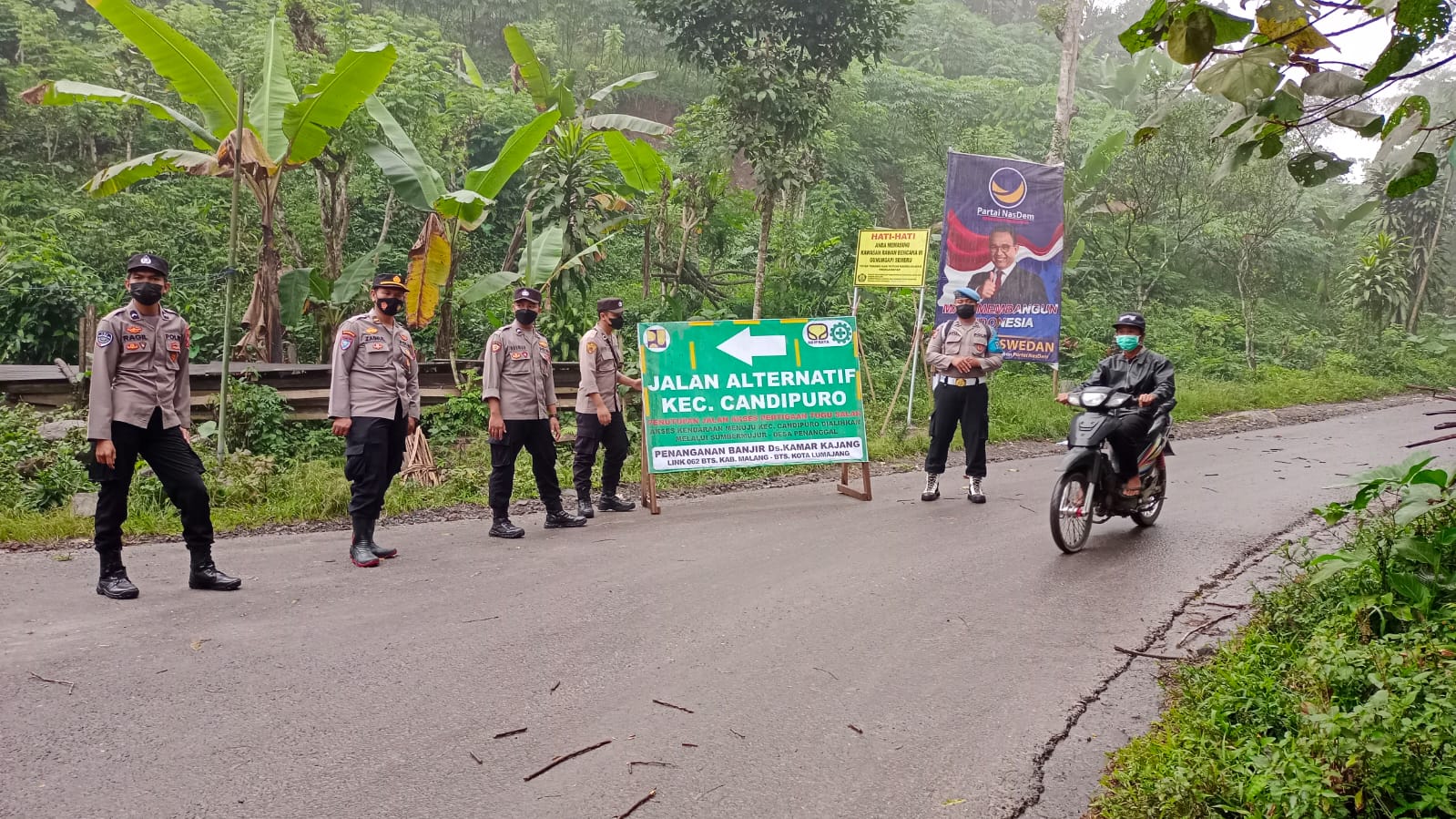 Semeru Erupsi, Polres Lumajang Siagakan Personil di Jalur Penyeberangan Curah Kobokan