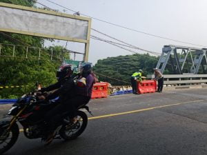 Respon Cepat Laporan Warga, Polres Bojonegoro Pasang Road Barrier di TPT Jembatan yang Longsor