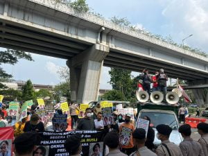 Polres Jakarta Barat Di Demo Tuntut Agar Tersangka Natalia Rusli Yang Buron Segera Di Tangkap