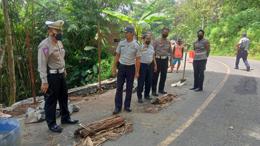 Jelang Nataru Polres Trenggalek Survei Jalan, Pastikan Kamseltibcarlantas Kondusif