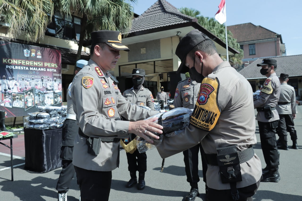 Tanggap Bencana, Polresta Malang Kota Distribusikan Peralatan Kepada Seluruh Bhabinkamtibmas