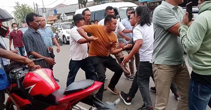 Sikap Premanisme Oknum Debt Collector Terhadap Wartawan Pokja Polres Metro Bekasi Di Cikarang Utara