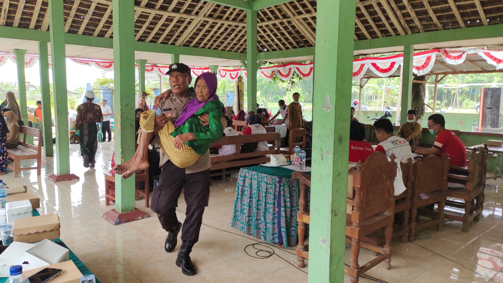 Untuk Herd Immunity, Bhabinkamtibmas di Bojonegoro Gendong Lansia Menuju Gerai Vaksin Presisi 6000 Dosis 