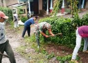 Babinsa Pakem Bersama Warga Gotong Royong Bersihkan Jalan