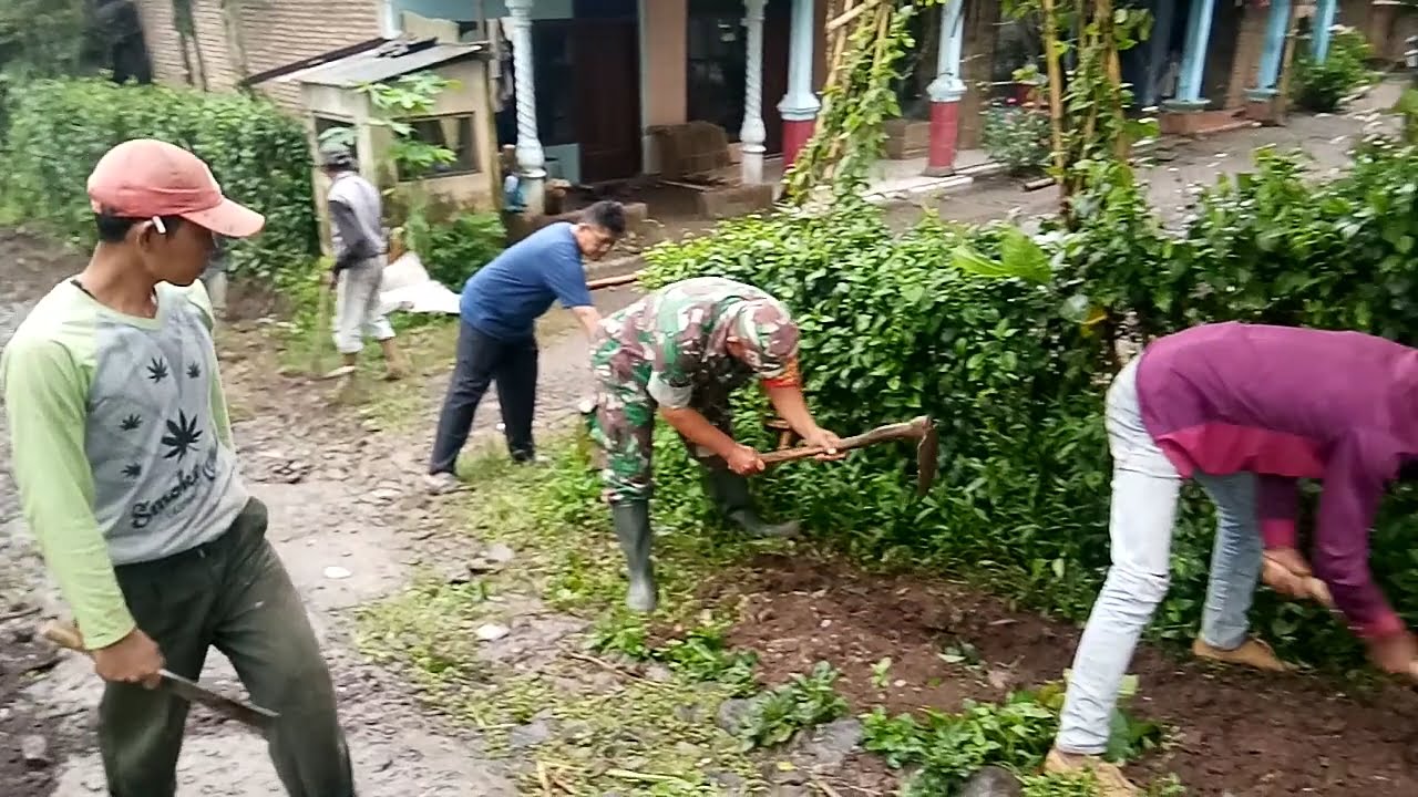 Babinsa Pakem Bersama Warga Gotong Royong Bersihkan Jalan