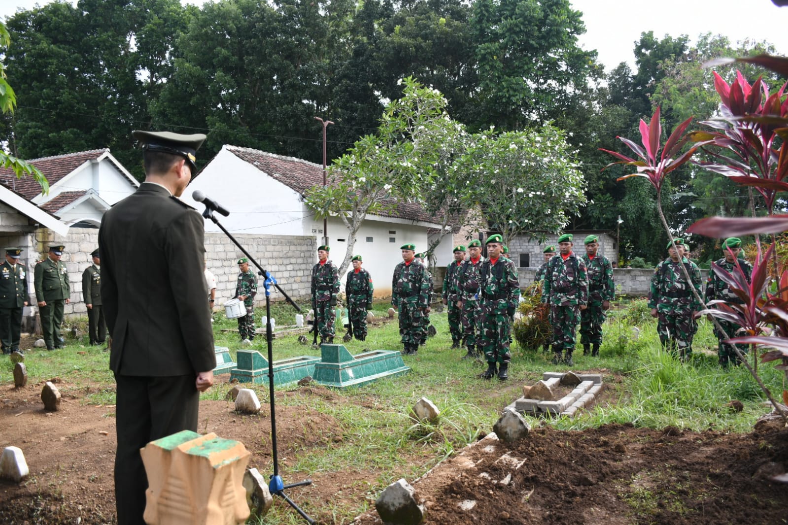 Tembakan Salvo Anggota Kodim 0822 Bondowoso Iringi Pemakaman Almarhum Sertu Dowi Babinsa Kodim 0602/Serang