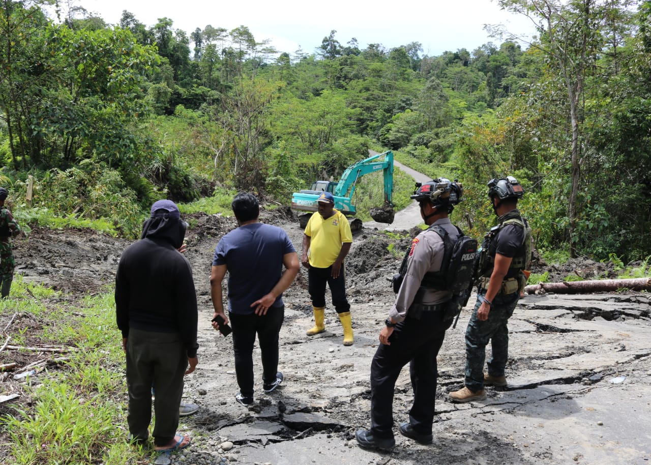 Akses jalan putus, Dansatgas Yonif R 514 Kostrad bersama Pemda Nduga turun ke lapangan.