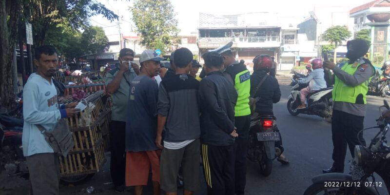 Satpas Polres Bondowoso Bagikan Masker Gratis Kepada Masyarakat