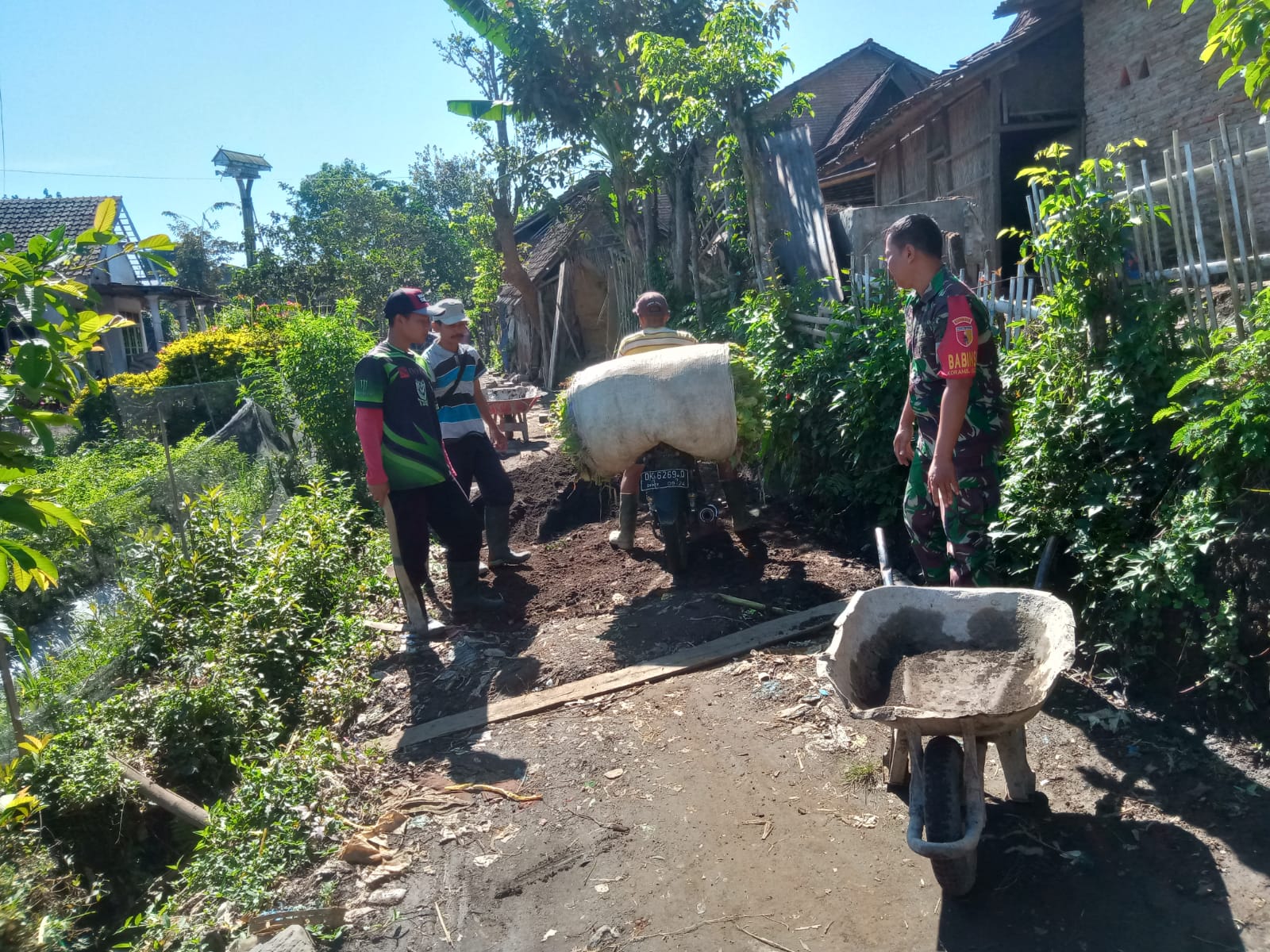 Sibuknya Kegiatan, Babinsa Brambang Bantu Masyarakat Pasang Paving