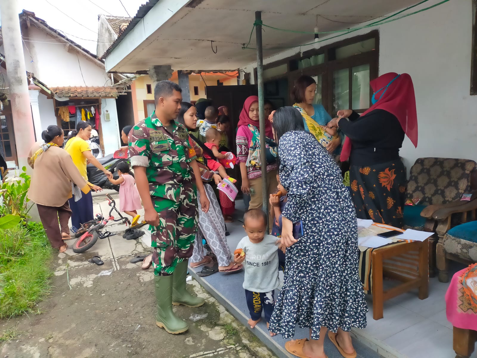Wujudkan Balita Sehat, Babinsa Koramil 01 Bondowoso Dampingi Pelaksanaan Imunisasi Balita