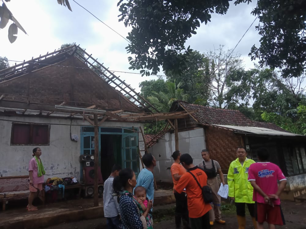 Polres Bondowoso, Dan Polsek Grujukan evakuasi korban puting beliung