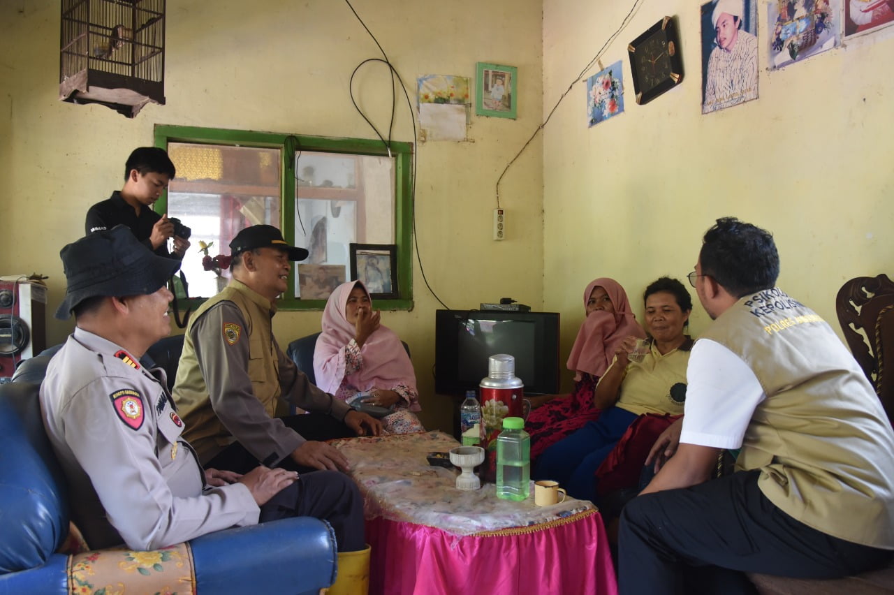 Team Konselor Polres Bondowoso melaksanakan Trauma Healing dan pendampingan psikologis korban bencana puting beliung di Bondowoso