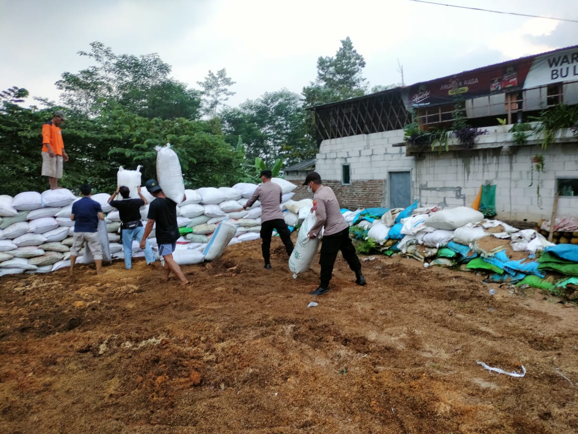 Tekan Angka Kecelakaan Jelang Nataru, Polres Mojokerto Benahi Barikade Karung Sekam di Jalur Cangar-Pacet