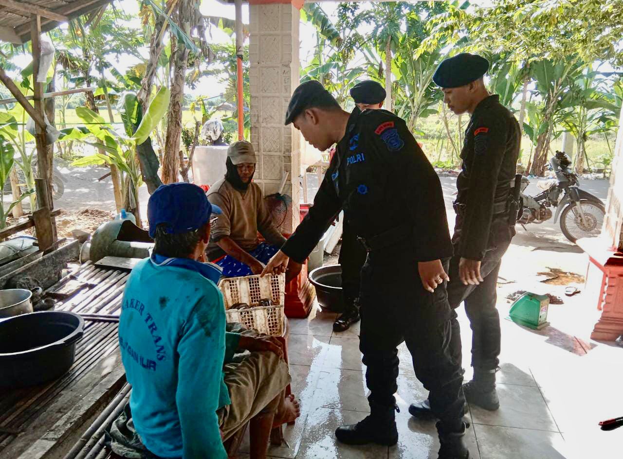 Patroli Dialogis, Cara Brimob Jalin Kedekatan Dengan Masyarakat Kab. Ogan Ilir