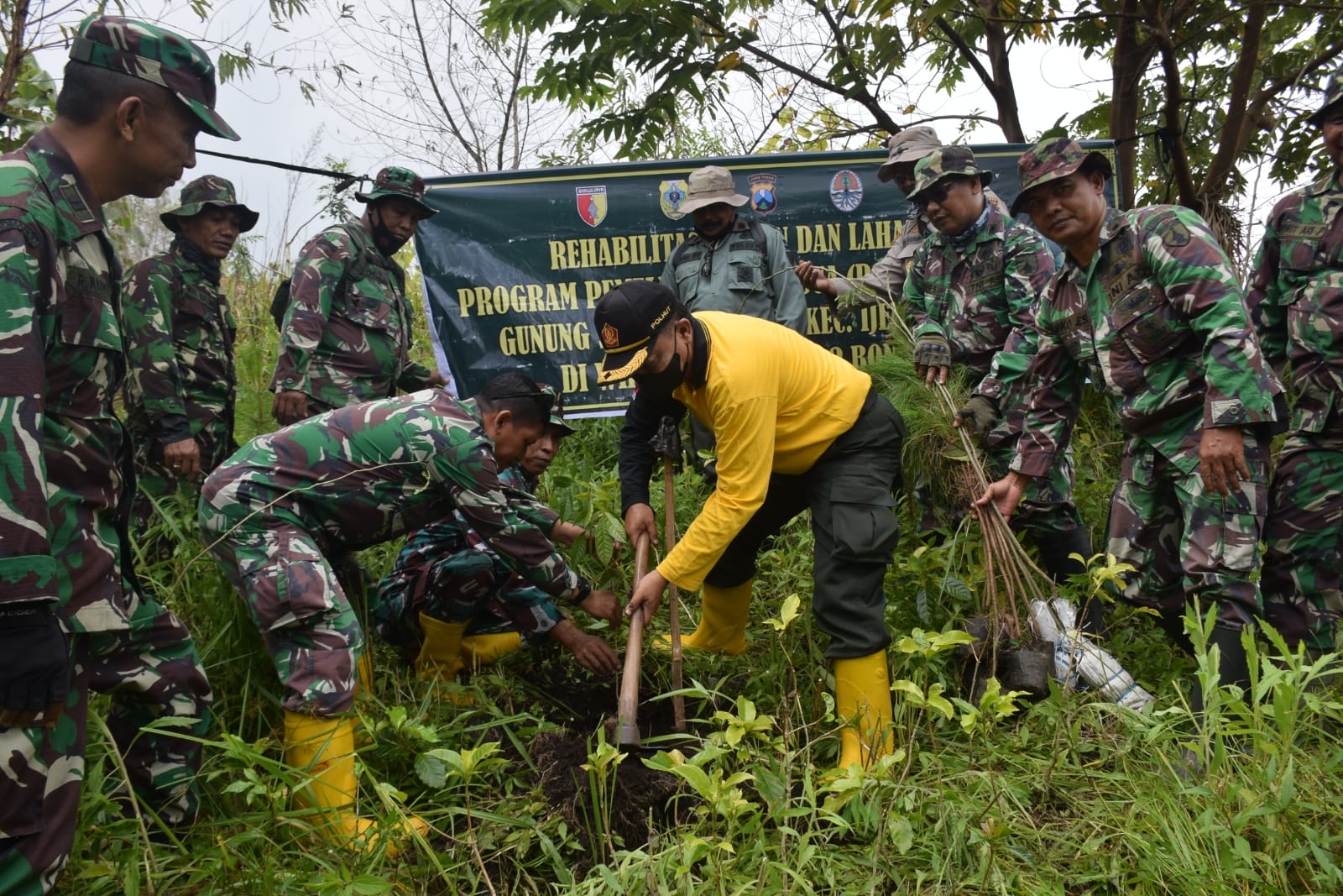 Cegah Terjadinya Longsor KODIM 0822 Bondowoso Reboisasi Di Lereng Gunung Suket