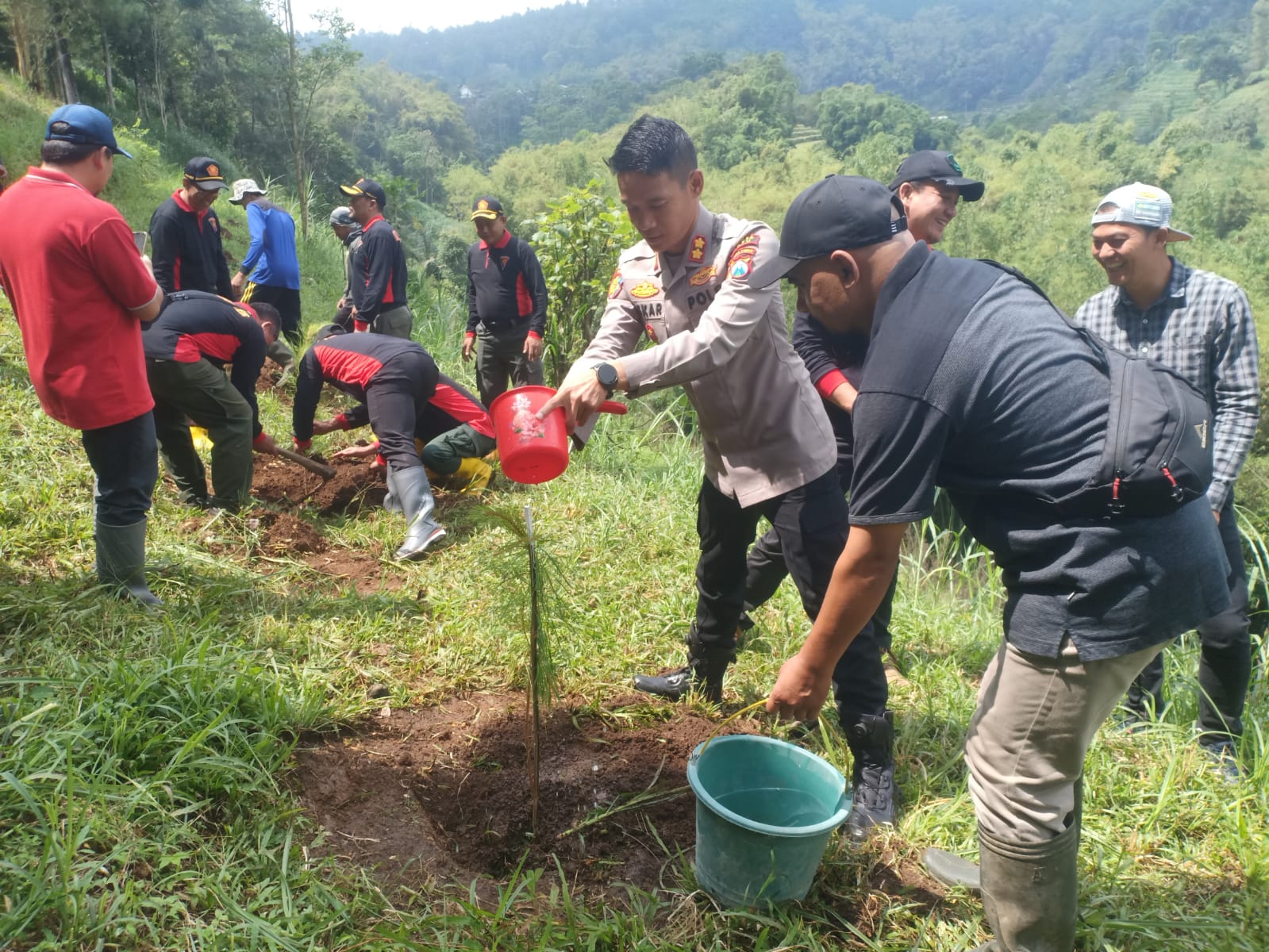 Sinergitas Polres Batu Bersama TNI Gelar Penghijauan 