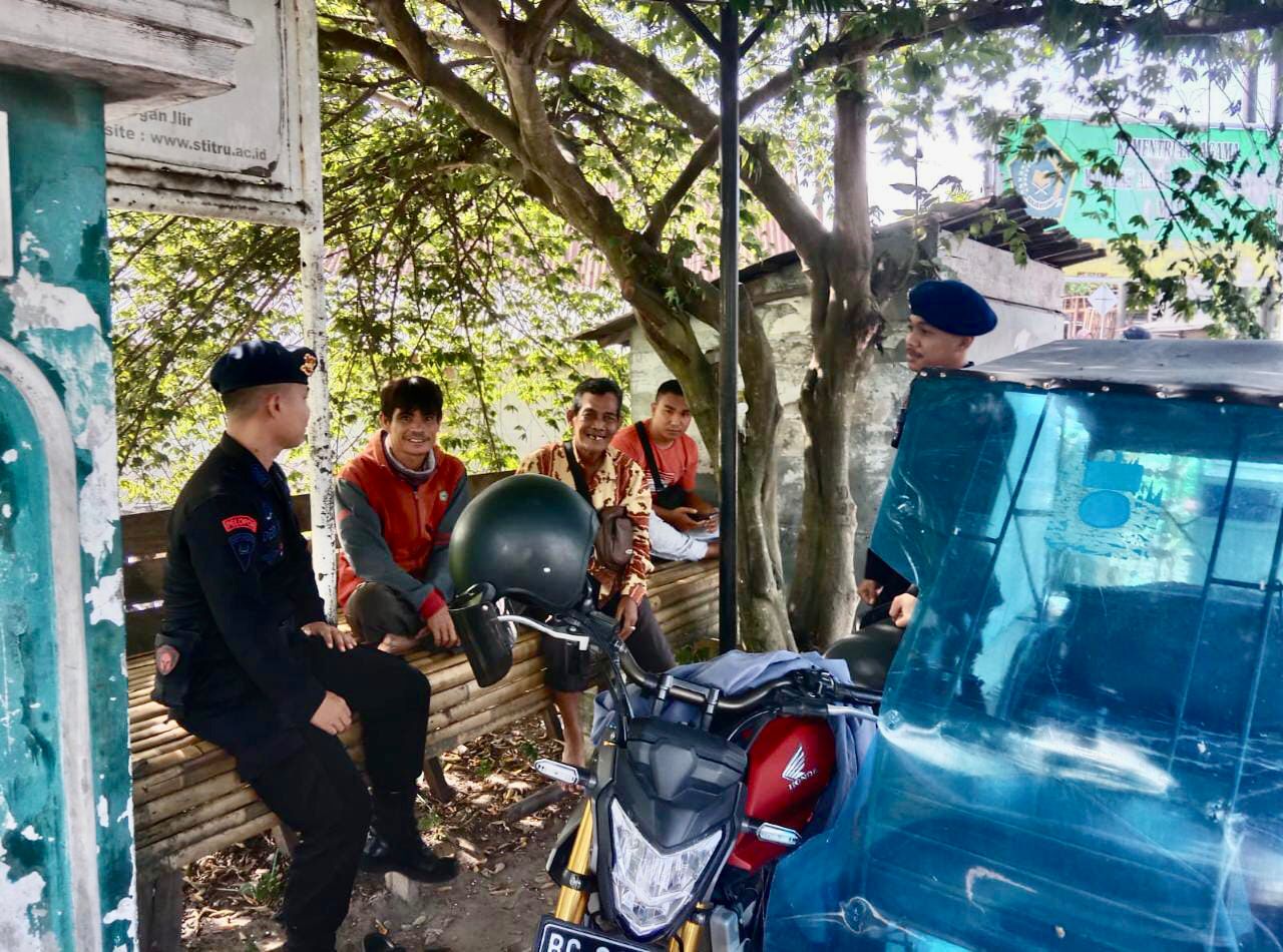 Dekat Dengan Masyarakat, Brimob Sambangi Warga di Kec. Indralaya