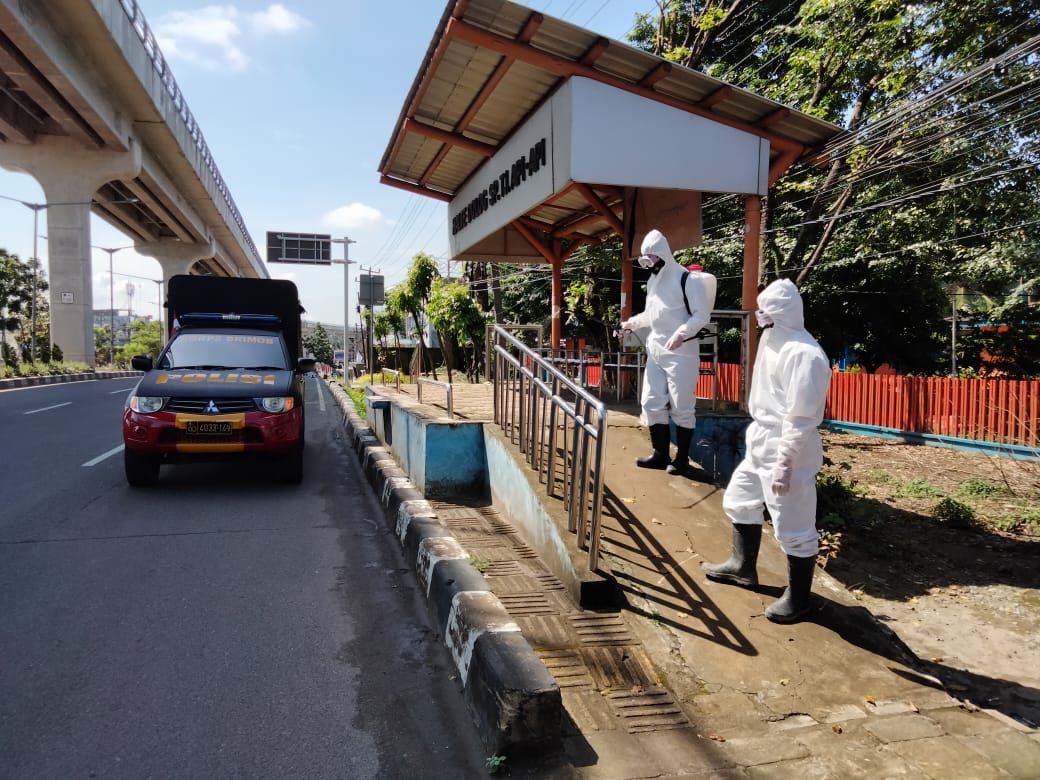 Cegah Penyebaran Covid-19, Brimob Gencar Lakukan Penyemprotan Cairan Disinfektan Di Kota Palembang