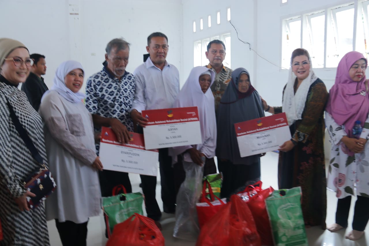 Kunjungi Warga Aceh, Kemensos bersama Komisi VIII DPR RI Serahkan Bantuan Untuk Lansia dan Disabilitas