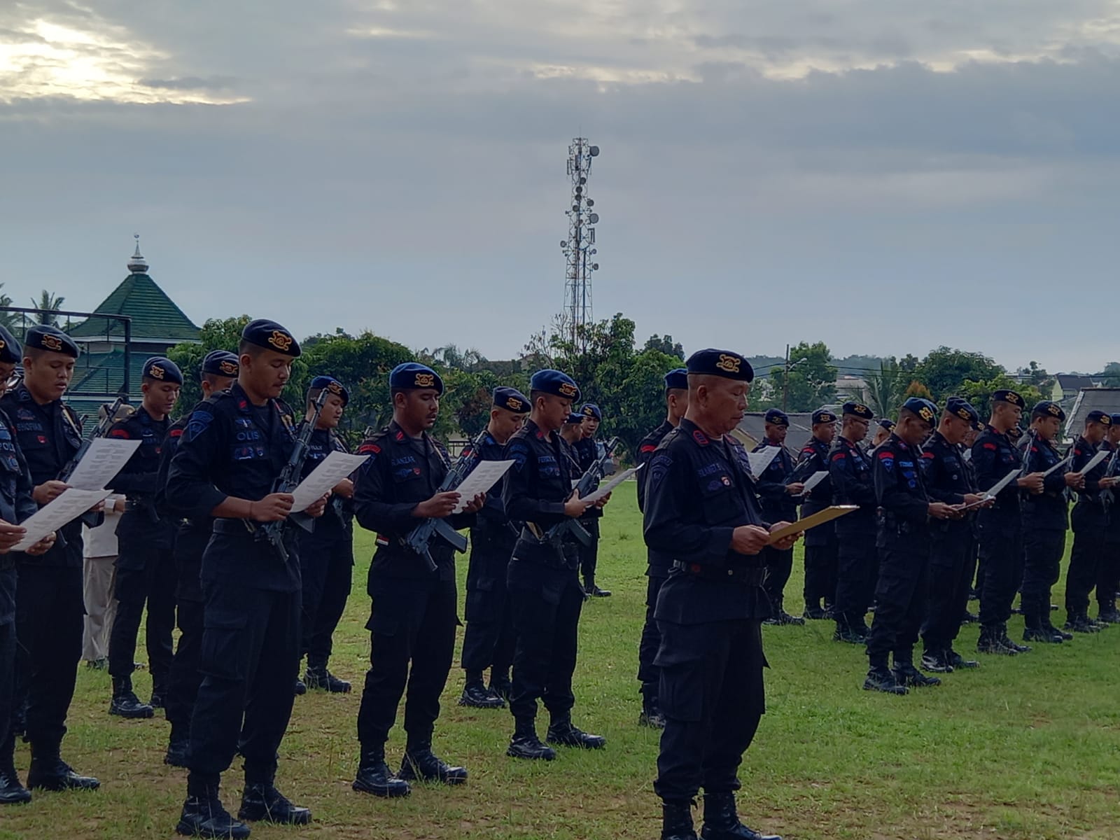 Personel Brimob Batalyon A Pelopor Polda Sumsel melaksanakan Pembacaan Asmaul Husna bersama sebelum Apel Pagi.