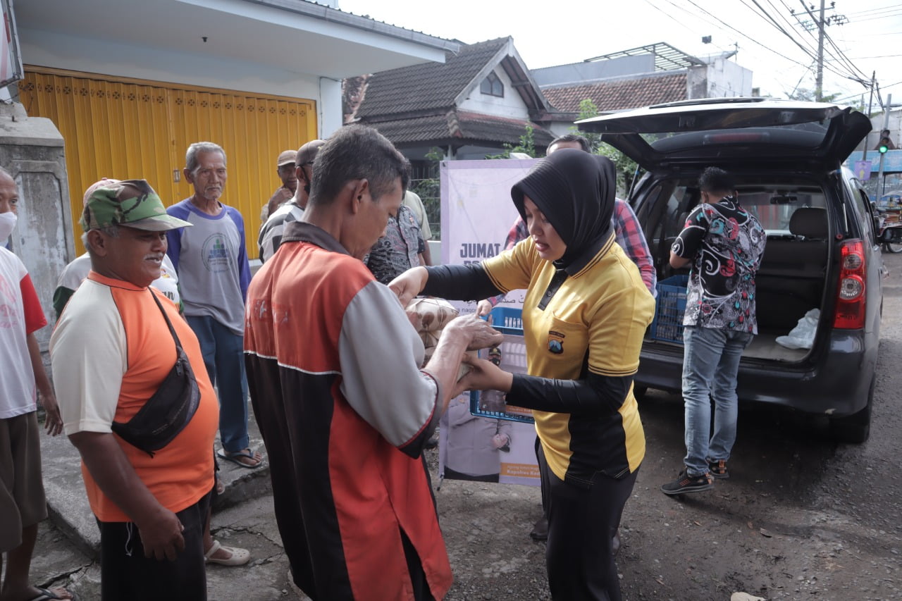 Peduli Sesama, Polisi di Kediri Salurkan Bantuan Sosial Untuk Warga 