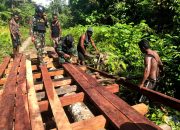 Satgas Yonif Raider 514/SY/9/2 Kostrad Bersama Warga Gerak Cepat Perbaiki Jalan Rusak Demi Lancarnya Distribusi Logistik Masyarakat Papua