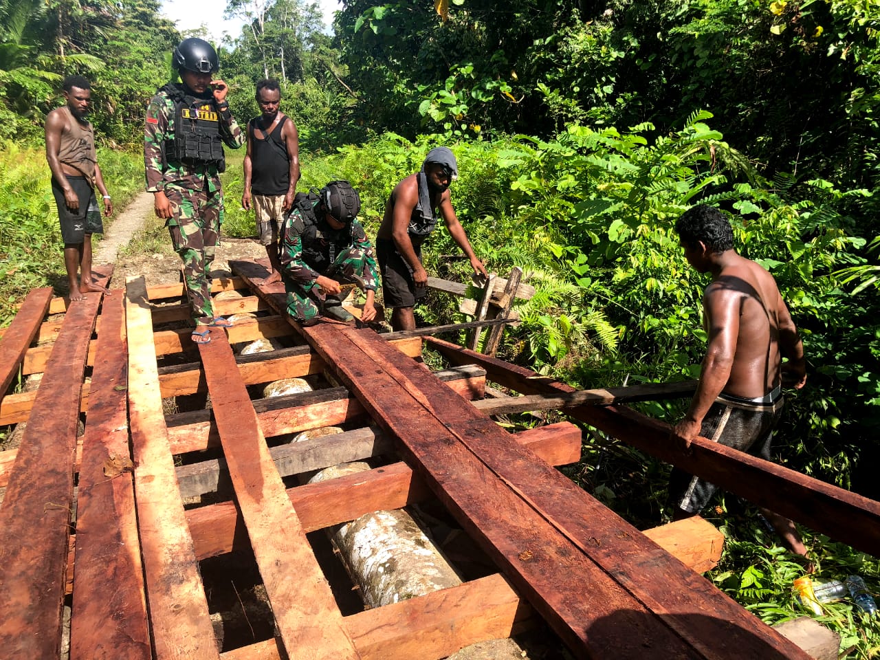 Satgas Yonif Raider 514/SY/9/2 Kostrad Bersama Warga Gerak Cepat Perbaiki Jalan Rusak Demi Lancarnya Distribusi Logistik Masyarakat Papua