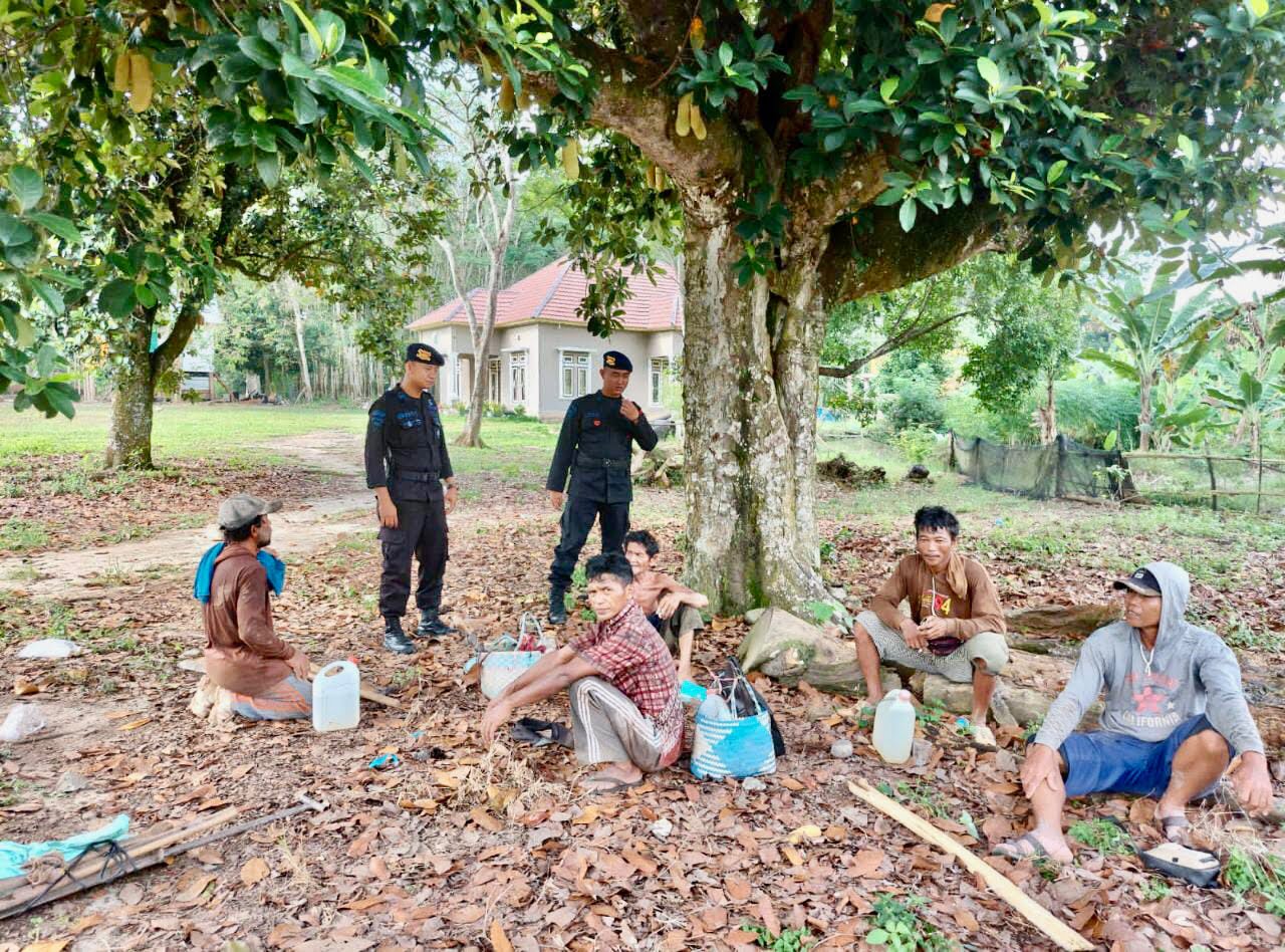 Laksanakan Patroli Rutin, Brimob Ajak Masyarakat di Ogan Ilir Untuk Bersama Menjaga Situasi Kamtibmas