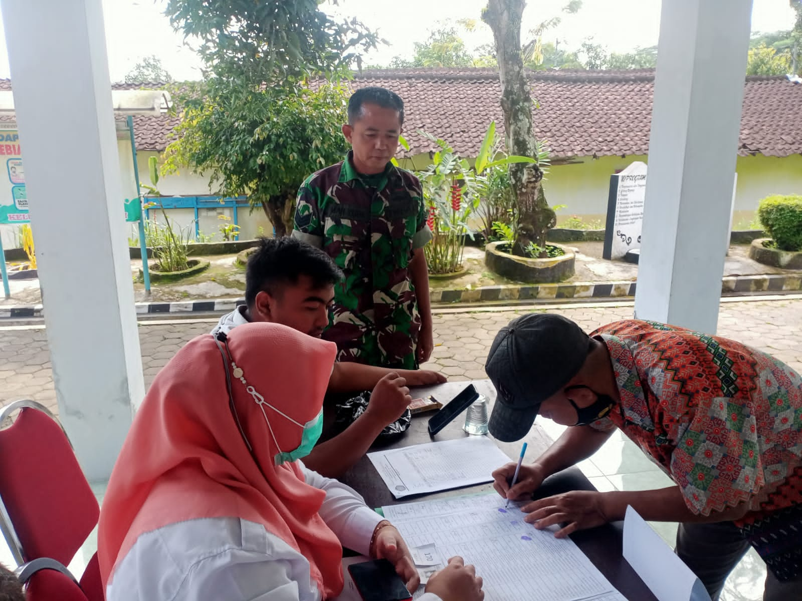 Pastikan Tepat Sasaran, Babinsa Koramil 0822/01 Kawal Penyaluran BLT Dana Kelurahan