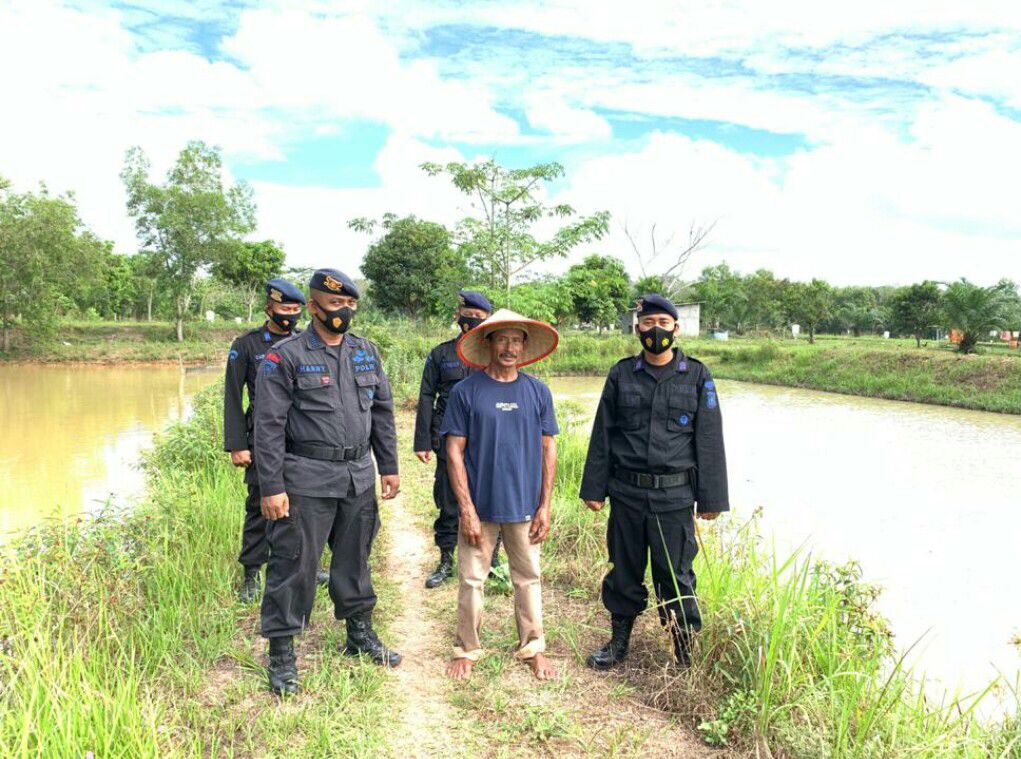 Brimob Sambangi Peternak Ikan Di Kab. OKU Timur