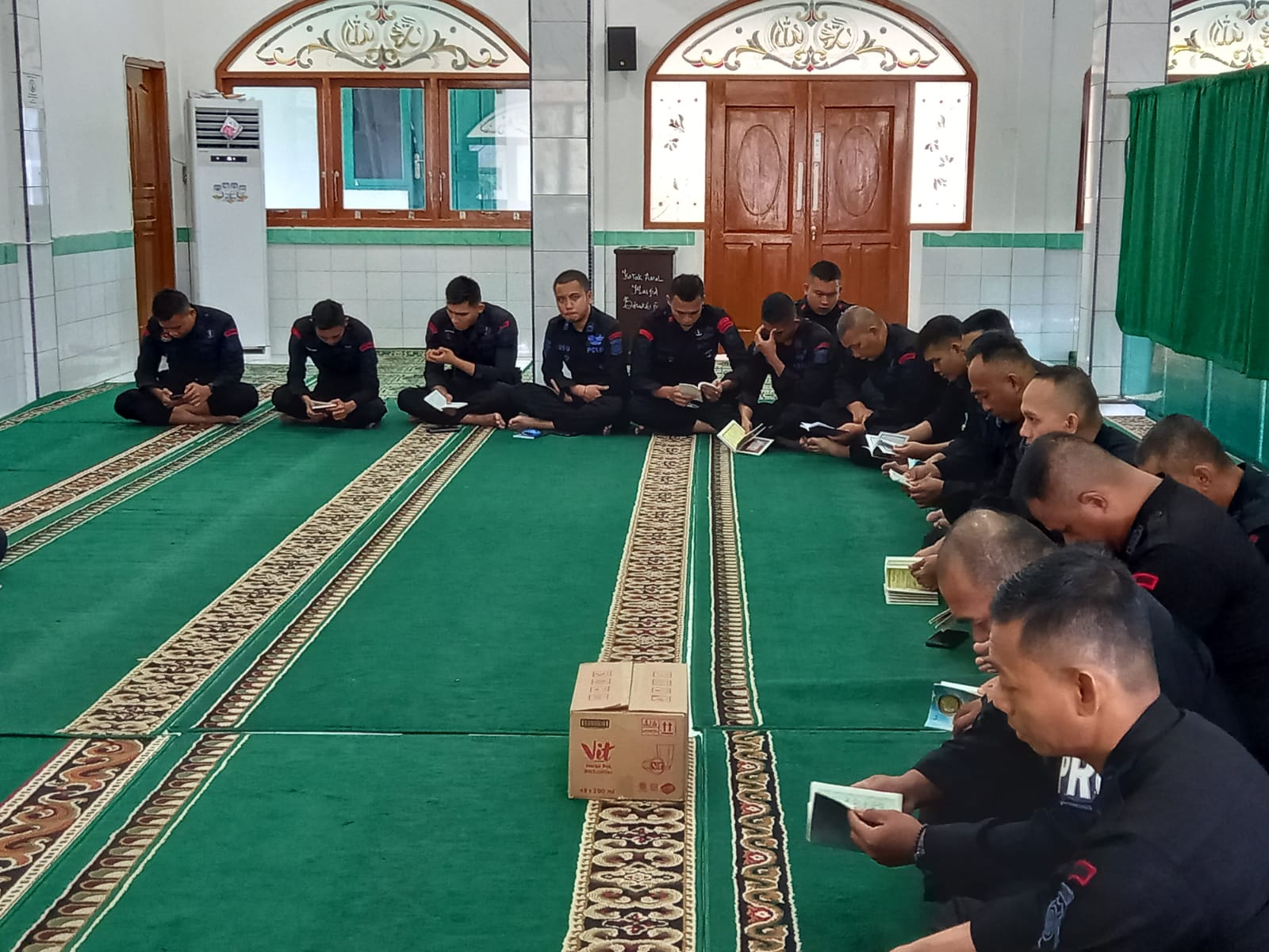 meningkatkan iman dan takwa, personel Batalyon A Pelopor Satbrimob Polda Sumsel melaksanakan bimbingan rohani dan mental