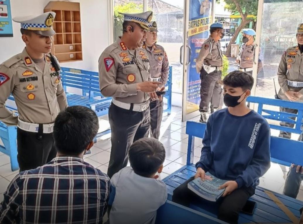 Pastikan Pelayanan SIM Tidak Ada Penyimpangan, Dirlantas Polda Jatim Inspeksi di Polres Madiun