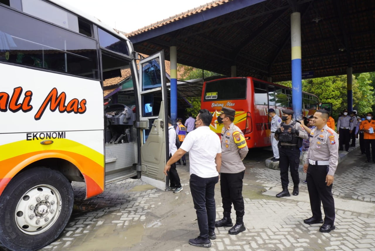 Polres Bojonegoro Jelang Nataru, Gelar Tes Urine di Terminal Bus Rajekwesi