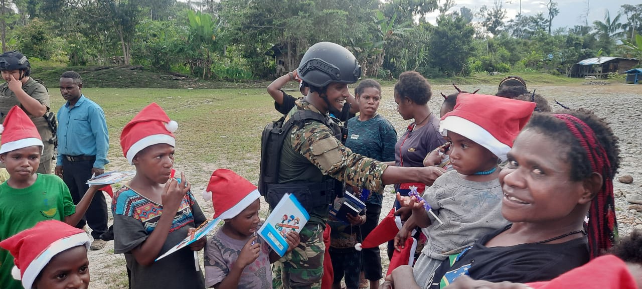 Pemberian Hadiah Natal Brigjen TNI Jo, Buat Senyum Ceria Anak di Kenyam Pecah,