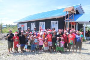 Pemberian Hadiah Natal Brigjen TNI Jo, Buat Senyum Ceria Anak di Kenyam Pecah,