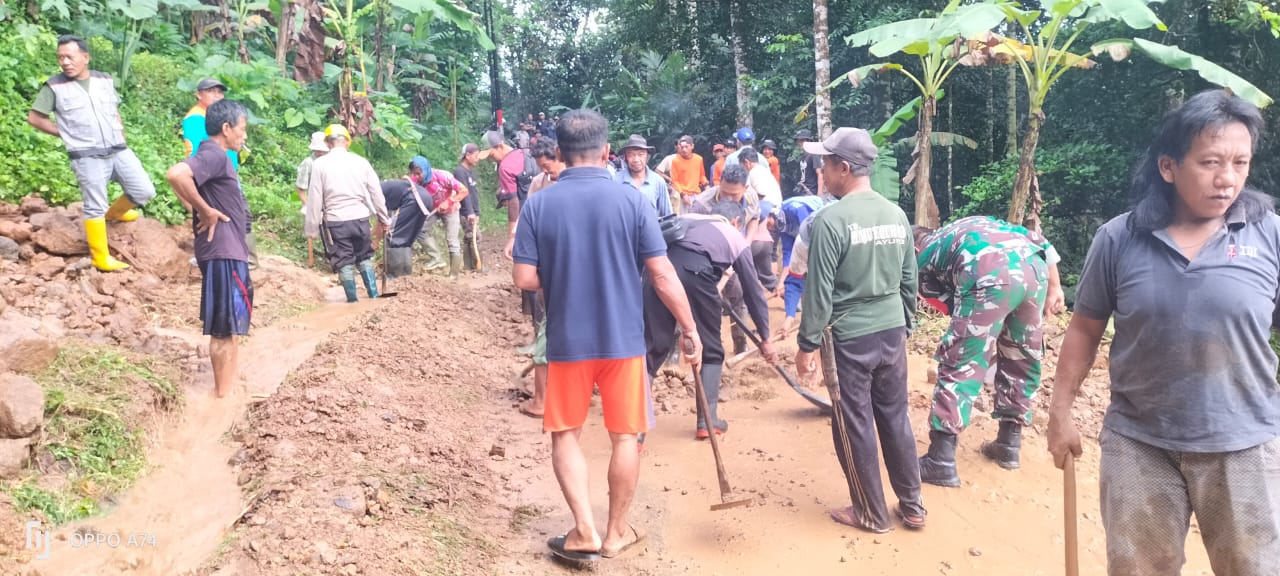 Akibat Longsor Akses Jalan Tertutup, Babinsa Bahu Membahu Bersama Warga