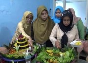 HUT Hari Ibu dan Dharma Wanita Di PDAM Bondowooso, diwarnai Dengan Menghias Nasi Tumpeng