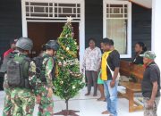 Satgas Yonif R 514 Kostrad berikan Pohon Natal dan Lonceng Gereja. 