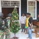 Satgas Yonif R 514 Kostrad berikan Pohon Natal dan Lonceng Gereja. 